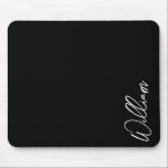 Modern Script Personalisiert Name Mouse Pad Mousepad<br><div class="desc">Moderne Minimalistische Personalisierte Namensschilder Dieses Design zeichnet sich durch einen personalisierten Namen in einem modernen,  weißen Schriftart mit Schrift auf schwarzem Hintergrund aus. Perfekt als Urlaubsgeschenke für ihn,  väterliche Tagesgeschenke und Geschenke für jeden besondere Anlass.</div>
