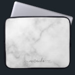 Modern Script Personalisiert Name White Marble Laptopschutzhülle<br><div class="desc">Modernes Script Personalisiert Name White Marble Geschenk mit personalisiertem Namen in grau modernen Skript Schriftart Stil auf weißem Marmor Hintergrund.</div>