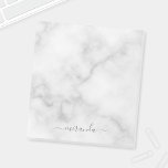 Modern Script Personalisiert Name White Marble Notizblock<br><div class="desc">Modernes Script Personalisiert Name White Marble Geschenk mit personalisiertem Namen in grau modernen Skript Schriftart Stil auf weißem Marmor Hintergrund.</div>