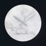 Modern Script Personalisiert Name White Marble Runde Wanduhr<br><div class="desc">Modernes Script Personalisiert Name White Marble Geschenk mit personalisiertem Namen in grau modernen Skript Schriftart Stil auf weißem Marmor Hintergrund. Ideal als Urlaubsgeschenk für sie,  Hauswärmespeck und Geschenk für alle besondere Anlass.</div>