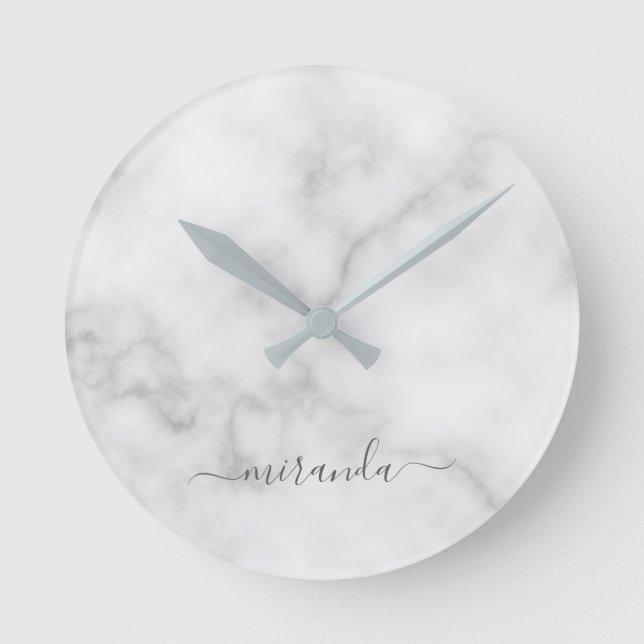 Modern Script Personalisiert Name White Marble Runde Wanduhr (Vorderseite)