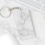 Modern Script Personalisiert Name White Marble Schlüsselanhänger<br><div class="desc">Modernes Script Personalisiert Name White Marble Geschenk mit personalisiertem Namen in grau modernen Skript Schriftart Stil auf weißem Marmor Hintergrund. Ideal als Feriengeschenk für sie und Geschenk für alle besondere Anlass.</div>