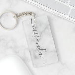 Modern Script Personalisiert Name White Marble Schlüsselanhänger<br><div class="desc">Modernes Script Personalisiert Name White Marble Geschenk mit personalisiertem Namen in grau modernen Skript Schriftart Stil auf weißem Marmor Hintergrund. Ideal als Feriengeschenk für sie und Geschenk für alle besondere Anlass.</div>