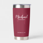 Modern Script Personalisiert Trauzeuge Name Thermobecher<br><div class="desc">Fügen Sie Ihrer Hochzeit eine persönliche Touch mit einem personalisierten Trauzeuge-Geschenk hinzu. Dieses Design zeichnet sich durch den Namen des personalisierten Trauzeugen im modernen, weißen Skript-Schriftart-Stil und Monogramm im hellbordeauxroten modernen Script-Schriftart-Stil als Hintergrund mit Titel und Hochzeitdatum in weiß modernen Sans Serif Schriftart Stil auf burgundy roten Hintergrund. Auch perfekt...</div>