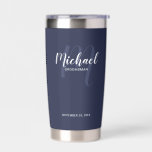 Modern Script Personalisiert Trauzeuge Name Thermobecher<br><div class="desc">Fügen Sie Ihrer Hochzeit eine persönliche Touch mit einem personalisierten Trauzeuge-Geschenk hinzu. Dieses Design zeichnet sich durch den Namen personalisiert Trauzeugen im modernen, weißen Skript-Schriftart-Stil und Monogramm in hellblau modernen Drehbuch-Schriftart-Stil als Hintergrund mit Titel und Hochzeitdatum in weiß modernen Sans Serif Schriftart Stil auf marineblau Hintergrund. Auch perfekt für Trauzeugin,...</div>