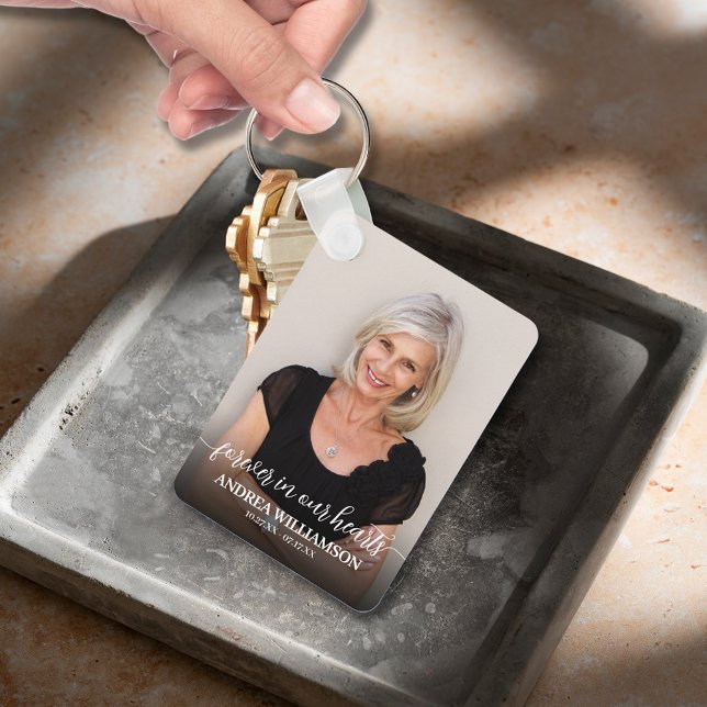 Modern Script Photo Memorial Forever in our Hearts Schlüsselanhänger (Modern script Forever in Our Hearts photo memorial double-sided keychain)