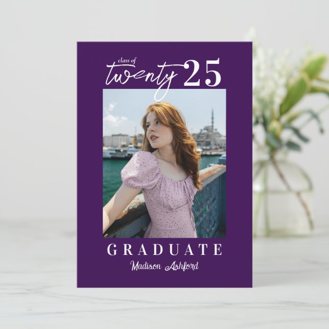 Modern Script Purple Foto Graduation Party Einladung (Stehend Vorderseite)