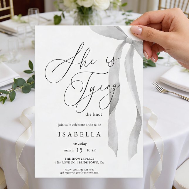 Modern She's Tying The Knot Bow Bridal Shower Einladung (Front of invite shown in 5 x 7 inches, choose size, paper, and corner style.
)
