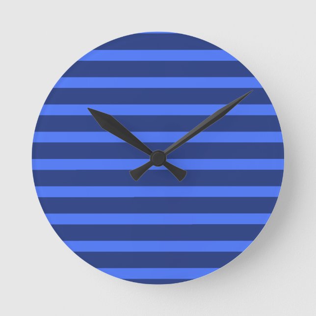 Modern Simple Blue Navy Two Tone Strip Name Runde Wanduhr (Vorderseite)