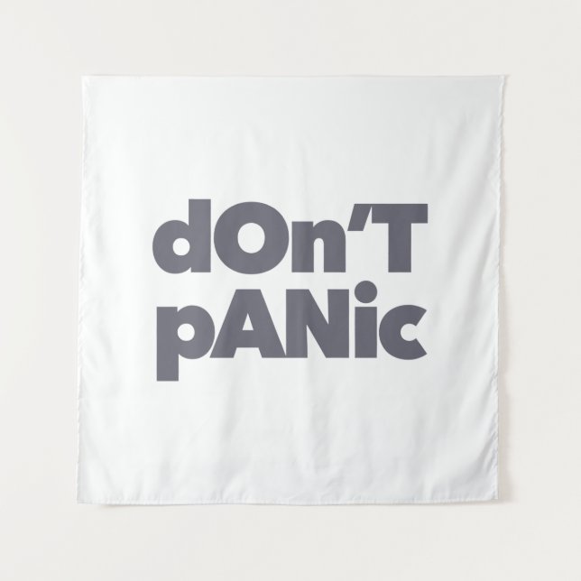 Modern, simple, bold cool graphic of Don't Panic Wandteppich (Vorderseite)