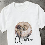 Modern Simple Grunge Custom Abzeichen Pet Foto Nam T-Shirt<br><div class="desc">Dieses einfache und klassische Design besteht aus Serifentypografie und fügt ein benutzerdefiniertes Foto hinzu.</div>