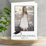 Modern Simple Herzlichen Glückwunsch Abschluss Fot Karte<br><div class="desc">Moderne und einfache Schwarz/Weiß Gratulation Abschluss Card mit Graduate Name und Foto. Abschluss-Karte mit Graduierungskappe, Text Herzlichen Glückwunsch, ein Name und ein Foto des Absolventen auf der Vorderseite - personalisieren Sie mit Ihrem Namen und Ihrem Foto. Personalisieren Sie den Text in der Karte, um Ihre Bedürfnisse Anzug oder zu löschen....</div>