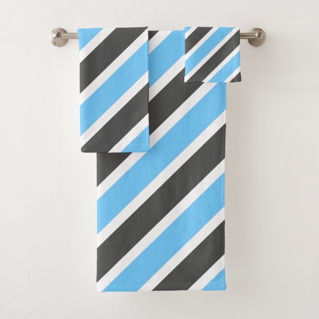 Modern Sky Blue Gray Diagonal Stripes Badhandtuch Set (Insitu)
