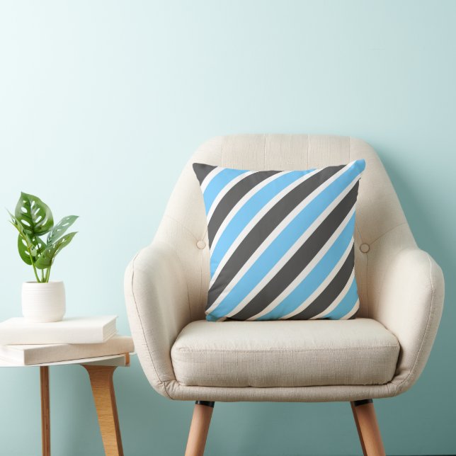 Modern Sky Blue Gray Diagonal Stripes Kissen (Stuhl )