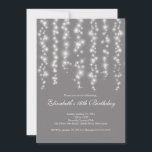 Modern Sparkle Gray 16 . Geburtstag Geburtstagspar Einladung<br><div class="desc">Beginnen Sie Ihre Töchter 16 . Geburtstag Party direkt mit unserem wunderschönen Vorhang an weißen Lichtern 16 . Geburtstag Party Einladung. Unsere stilvolle und zeitgenössische, süße 16 Party Einladung besticht durch funkelnde, weiße Lichter auf grauem Hintergrund. Dreh die Einladung nach oben, um einen passenden Rücken für eine besondere Touch zu...</div>
