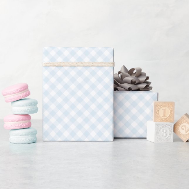 Modern + Sweet Light Blue Gingham Geschenkpapier (Babyparty)
