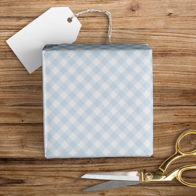 Modern + Sweet Light Blue Gingham Geschenkpapier (Von Creator hochgeladen)