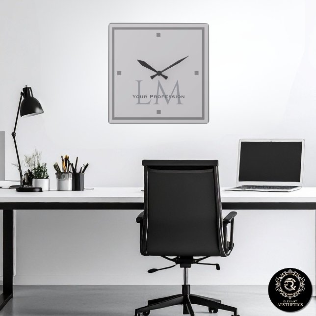 Modern Taupe Gray Monogram Office Decor Quadratische Wanduhr (Modern Taupe Gray Monogram Office Decor Square Wall Clock)