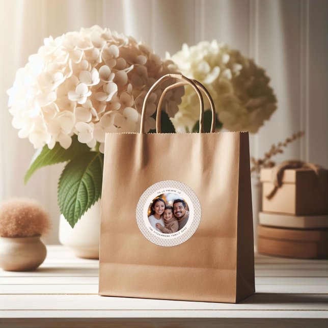 Modern Taupe & White Snowflake Photo Christmas Runder Aufkleber (Neutral Snowflake Modern Christmas Round Sticker brown)