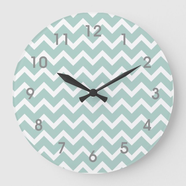 Modern Teal Blue White Chevron Clock gray numbers Große Wanduhr (Vorderseite)