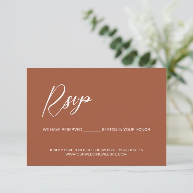 Modern Terracotta QR Code reserved seats wedding RSVP Karte (Stehend Vorderseite)