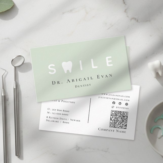 Modern Tooth Icon Professional Sage Green Dentist Visitenkarte (Modern Tooth Icon Professional Sage Green Dentist Business Card)