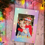 Modern Tree Ombré Rainbow Trendy Foto Gold Folien Feiertagskarte<br><div class="desc">Diese farbenfrohe und moderne Urlaubsfoto-Karte zeichnet sich durch einen regenbogenfarbenen Farbverlauf, schlichte Weihnachtsbaumformen, die ein vertikales Foto umrahmen, und den Gruß "fröhlich" in der modernen Typografie aus. In diesem Design ist ein vertikales Foto untergebracht. Auf der Rückseite ist der gleiche farbige Verlauf Hintergrund. Die erhöhte Goldfolie auf dieser Karte glänzt...</div>