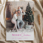 Modern Trendrosa Weihnachts-Foto Schneeflocken<br><div class="desc">Feiern Sie die Saison mit unserer Modern Trendy Merry Christmas One Foto Holiday Card mit einem schicken rosa Skript-Design. Mit dieser stilvollen Karte können Sie ein beliebtes Foto präsentieren und Ihren Urlaubssgrüße eine persönliche Touch hinzufügen. Das zeitgenössische rosa Drehbuch fügt einen spielerischen, aber eleganten Flair hinzu, der sich hervorragend eignet,...</div>