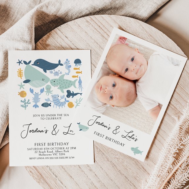 Modern Twins Foto Sea Creatures Boys 1st Birthday Einladung (Modern twin boy's sea creatures or onder the sea first birthday invitation with a photo on the back.)