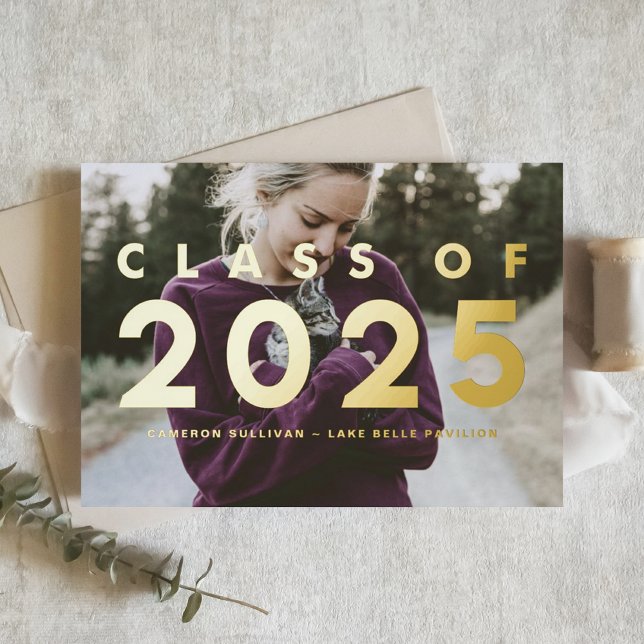 Modern Typografy Foto Overlay Abschluss Gold Folieneinladung (Personalized photo graduation invitation featuring gold foil typography - available in other colors.)