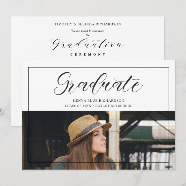 Modern Typography Script Photo Graduate Graduation Einladung (Vorne/Hinten)
