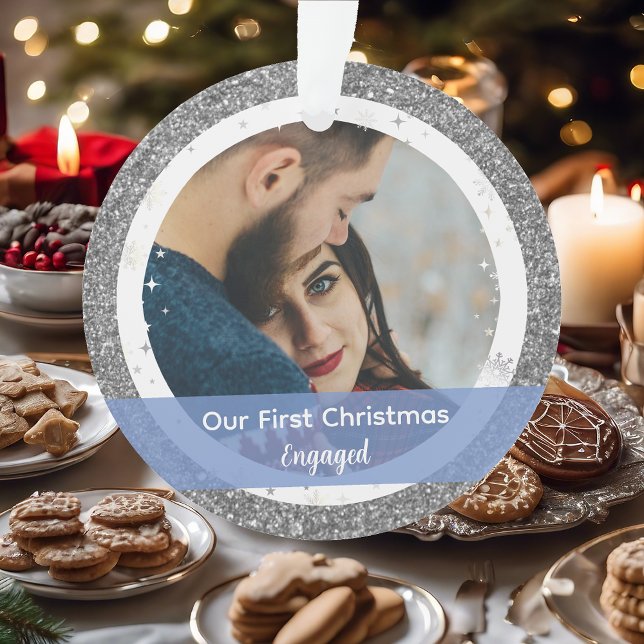 Modern Unser erstes Weihnachten Verlobt 2 Fotos Ornament (Our First Christmas Together Engaged. Elegant Silver Glitter Christmas Ornament. 2 Photos Snowflakes)
