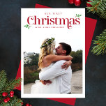 Modern Unser erstes Weihnachts-Neuvermähltes Foto Feiertagskarte<br><div class="desc">Die Modern Our First Christmas Newlywed Foto Holiday Card vereint elegante Typografie mit modernem Design und präsentiert wunderbar Ihre Lieblingsstifte zum ersten Weihnachtsfest als Neuvermählte. Mit festlichen roten Akzenten ist diese Karte der perfekte Weg, um die Freude Ihres verheirateten Lebens zu teilen - einfach anpassbar an Ihren Stil, und ich...</div>