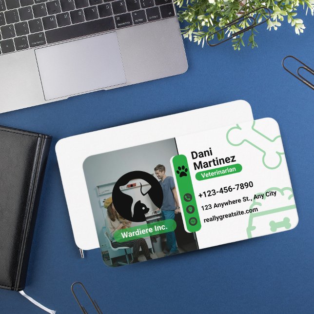 Modern Vet Animal Hospital – Black & Green  Visitenkarte (Modern Vet Clinic Business Card – White & Green )