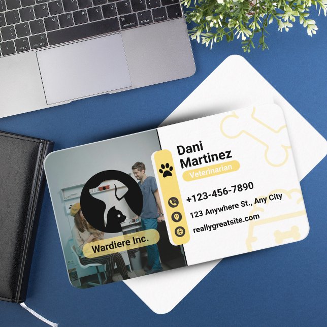 Modern Vet Clinic Business Card – White & Yellow  Visitenkarte (Modern Vet Clinic Business Card – White & Yellow )