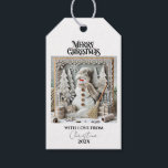 Modern Vintage Christmas Snowman Geschenkanhänger<br><div class="desc">Geben Sie Ihren Geschenken eine festliche, nostalgische Touch mit diesen modernen Weihnachtsweihnachtsmarken. Mit einem charmanten Snowman-Design und einer Mischung aus Retro-Stil und modernem Flair sind diese Anhänger perfekt, um Ihrem Weihnachtsgebäck ein fröhliches und gemütliches Ambiente zu verleihen. Personalisieren Sie mit Ihrem Namen oder einer kurzen Nachricht, damit sich jedes Geschenk...</div>