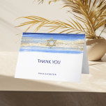 Modern Watercolor Blue Gold Bar Mitzvah Hebrew Dankeskarte<br><div class="desc">Schöne religiöse jüdische Bar Mitzvah danke Ihnen Karten. Modernes und dennoch elegantes Aquarelldesign in Pinselstrichblau, hell bis marineblau. Goldener Star von David in der Mitte mit Imitaten goldenen Pinselstrich mit Goldfolie. Moderne Drehbücher. Präfekt für den 13-jährigen Sohn, Junge. Einfach zu bearbeiten - einfach Ihre Informationen / Text hinzufügen.hebräischer Name und...</div>