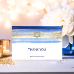 Modern Watercolor Blue Gold Bar Mitzvah Hebrew Dankeskarte<br><div class="desc">Schöne religiöse jüdische Bar Mitzvah danke Ihnen Karten. Modernes und dennoch elegantes Aquarelldesign in Pinselstrichblau, hell bis marineblau. Goldener Star von David in der Mitte mit Imitaten goldenen Pinselstrich mit Goldfolie. Moderne Drehbücher. Präfekt für den 13-jährigen Sohn, Junge. Einfach zu bearbeiten - einfach Ihre Informationen / Text hinzufügen.hebräischer Name und...</div>