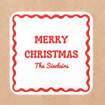 Modern Wavy Border Trendy Red Christmas Party Quadratischer Aufkleber<br><div class="desc">Feiern Sie die Urlaubssaison mit diesen schicken "Frohe Weihnachten" Aufklebern, die für eine raffinierte und personalisierte Touch gefertigt wurden, um Ihre Feierlichkeiten zu verbessern. Diese Aufkleber mit festlich grünem, wellenförmigen Rahmen und individualisierbarem Familiennamen sorgen für eine Mischung aus klassischem Charme und zeitgenössischem Stil. Perfekt für Weihnachtsgeschenkverpackungen, Weihnachtskarten oder festliche Gastgeschenke,...</div>