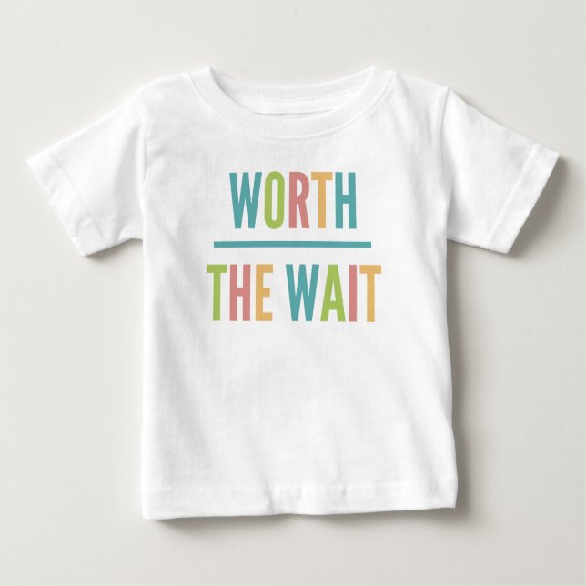 Modern wert die Wartezeit - Adoption, neues Baby Baby T-shirt (Vorderseite)