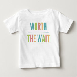 Modern wert die Wartezeit - Adoption, neues Baby T-shirt