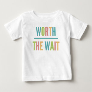 Modern wert die Wartezeit - Adoption, neues Baby T-shirt