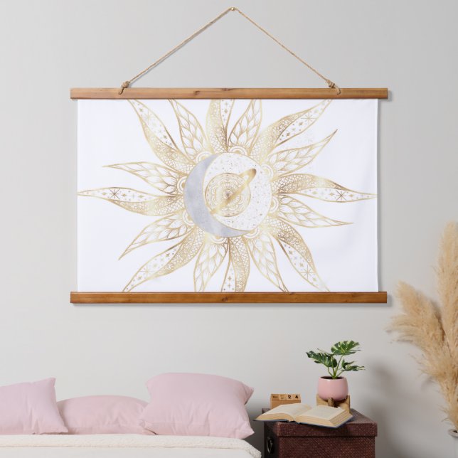 Modern White Gold Sun Moon Planet Universe Mandala Wandteppich Mit Holzrahmen (Schlafzimmer)