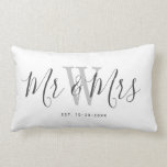 Modern White Gray Mr. und Mrs. Keepake Mit Monogra Lendenkissen<br><div class="desc">Herzlich willkommen auf Ihrer Zuhause mit diesem modernen, grauen Mr. und Mrs. Keepake Mit Monogramm Lumbar Pillow. Es ist ein elegantes Design mit weißem Hintergrund. Das Zentrum hat den Monogramm-Nachnamen von Braut und Bräutigam in hellgrau. Der Text ist "mr und mrs" in dunkelgrauem, trendigem, handgeschriebenem Schriftsatz. Das etablierte Datum ist...</div>
