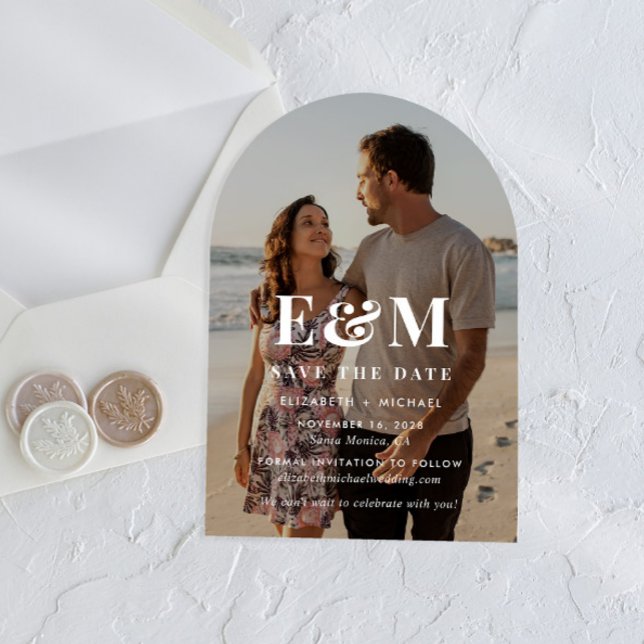 Modern White Monogram Arch Foto Save the Date Acryleinladungen (Make your day unforgettable with stunning arched acrylic save the dates—modern, elegant, unique!)