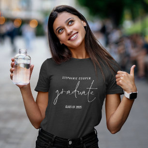 Modern White Script Graduate Name 2024 Abschluss T-Shirt
