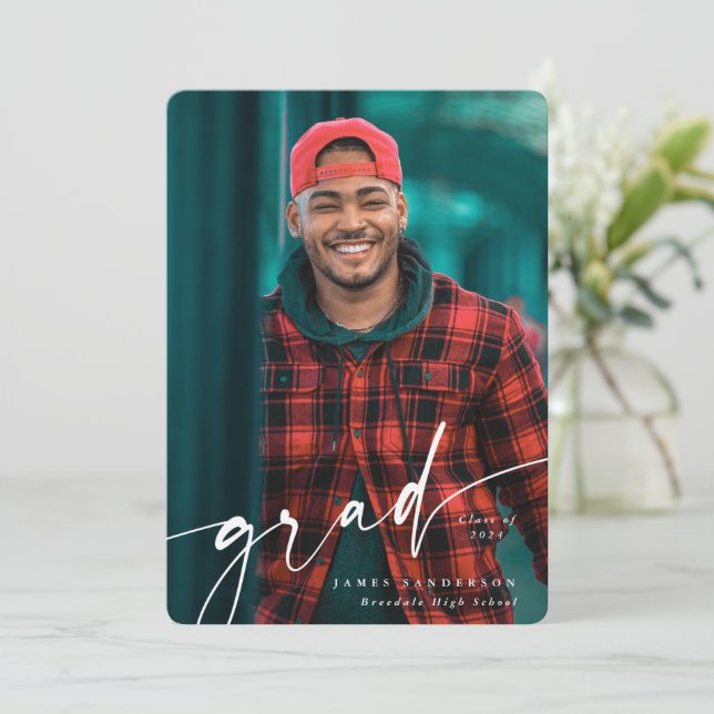 Modern White Script Overlay Zwei-Foto-Abschluss Ankündigung (Stehend Vorderseite)