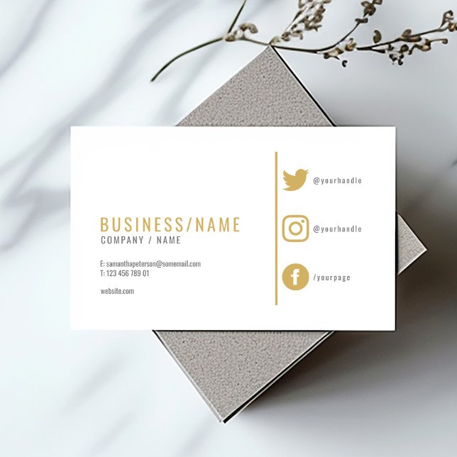Modern White Social Media Gold Icons Visitenkarte (Modern gold and white business card with social media icons and minimalist layout.)