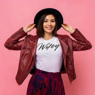 Modern Wifey Einfache Schwarzweiß-Schrift T-Shirt