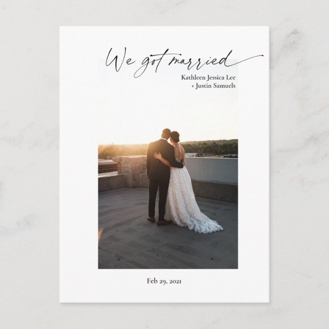 Modern Wir got verheiratete Überraschung Foto Postkarte (Vorderseite)